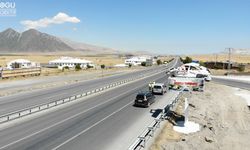 Trafik Kazalarını Azaltmak İçin Dikkat Çekici Farkındalık Projesi: Yol Kenarına Hurda Araç Yerleştirildi