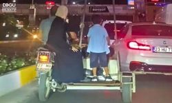 Sepetli Motosikletle Tehlikeli Yolculuk: 3'ü Çocuk 5 Kişi Trafikte