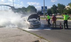 Erzincan’da Seyir Halindeki Otomobil Alev Aldı: Trafik Polisleri Yangına Müdahale Etti