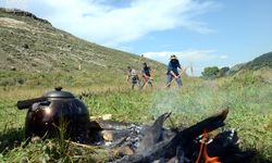 Çiftçiler Közde Çay ve Türküler Eşliğinde Ot Biçme Mesaisinde