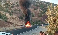 Şırnak-Siirt Karayolunda Lüks Araç Seyir Halindeyken Alev Aldı