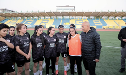 Ağrı’nın tek kadın futbol takımı, “kız çocukları” için yeşil sahada ter döktü