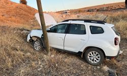 Elazığ’da otomobil şarampole yuvarlandı: 3 yaralı