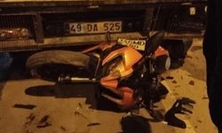 Muş’ta otomobilin çarptığı motosiklet kamyonetin altına girdi: 2 yaralı