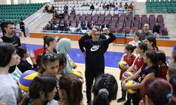 Iğdır'da Kız Çocuklarına Voleybolun Kapıları Aralanıyor