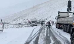 Yüksekova-Van kara yolunda kar yağışı ulaşımı tıkadı