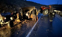 Elazığ'da hayvan gübresi yüklü traktör devrildi