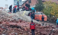 Yıkım yapan kepçe operatörü enkaz altında kaldı.. Kurtarma çalışmaları sürüyor