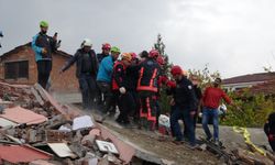 Malatya'da yıkım esnasında enkaz altında kalan operatör kurtarıldı