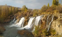 Muradiye Şelalesi'nde sonbahar güzelliği