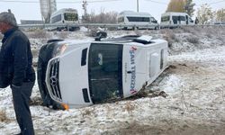 Muş'ta servis minibüsü devrildi: Sürücü ile 15 öğretmen yaralandı