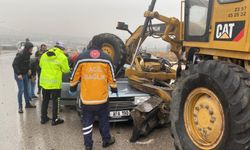 Otomobil, greyderin altına girdi: 1 ölü