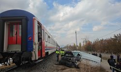 Trenle kamyonet çarpıştı: 1 ölü, 1 yaralı