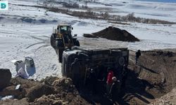 Başkale’de Kamyon Şarampole Yuvarlandı