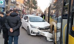 Batman'da Belediye Halk Otobüsü ile Otomobil Çarpıştı