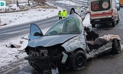 Bitlis'te Tırla Çarpışan Otomobil Kağıt Gibi Ezildi: 1 Ölü, 2 Yaralı