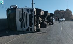 Bitlis'te Virajı Alamayan Tır Devrildi: 3 Yaralı