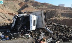 Freni Boşalan Odun Yüklü Kamyon Şarampole Devrildi: 2 Yaralı