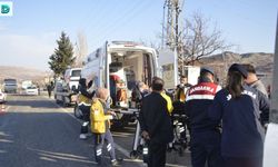 Adıyaman'da 16 Yaşındaki Çocuğun Kullandığı Araç Trafoya Çarptı: 3 Yaralı