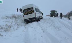 Diyarbakır'da Kara Saplanan Servis Aracı Kurtarıldı