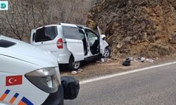 Tunceli'de Otomobil Kayaya Çarptı:1 ölü, 5 yaralı