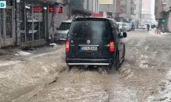 Yüksekova’da Karın Erimesiyle Caddeler Göle Döndü