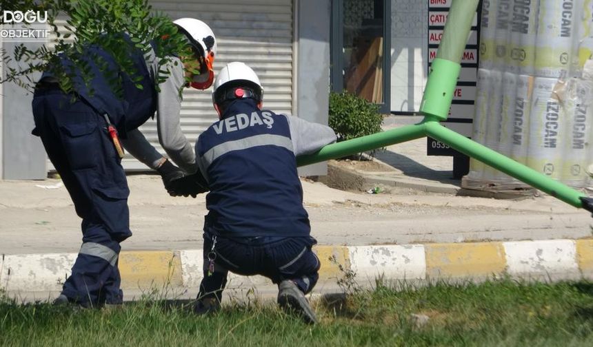 Türkiye'de ilk kez Van'da uygulandı: Ekipler direğe çıkmadan arızayı gideriyor