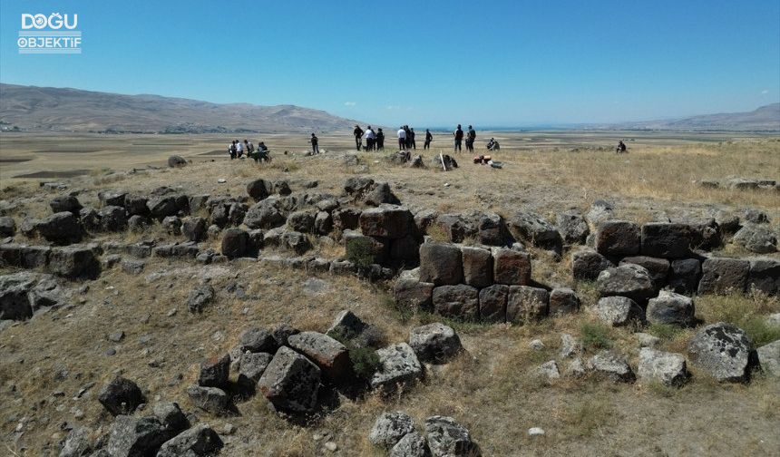 Van'daki Körzüt Kalesi kalıntısında arkeolojik kazılar sürüyor