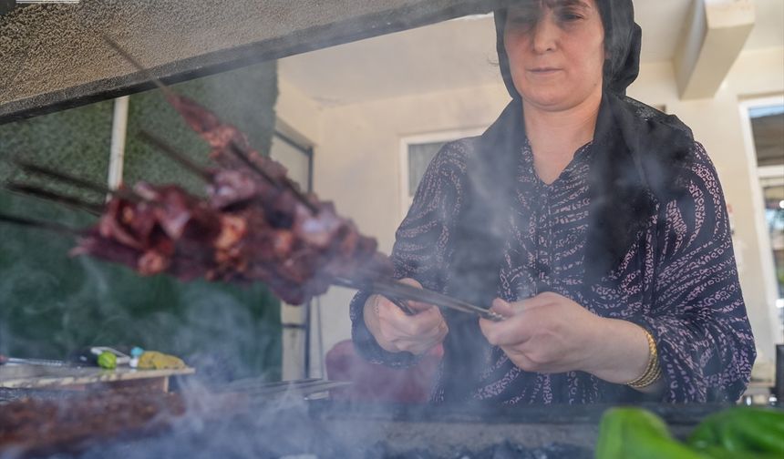 Hazar Gölü'nün "Ciğerci Perihan Ablası" Müşterileri İçin Ocağın Başına Geçiyor