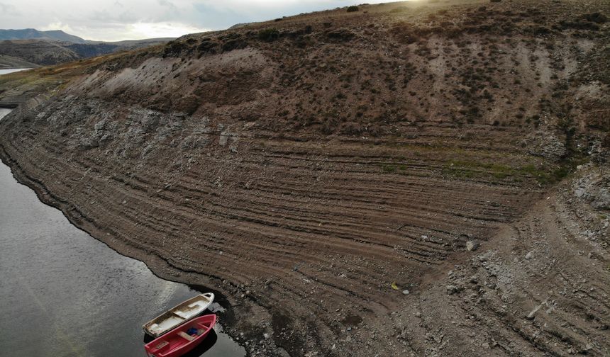 Karakurt Barajı'nda Sular 40 Metre Çekildi