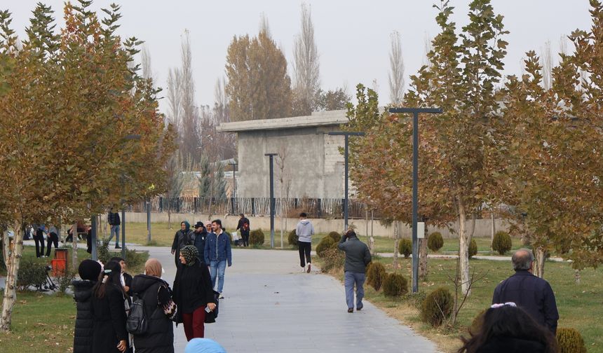 Iğdır Millet Bahçesi’nde çalışmalar sürerken ziyaretçi yoğunluğu