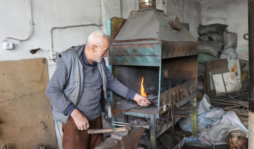 65 yıldır demire tav veriyor, nal ve mıh yapıyor