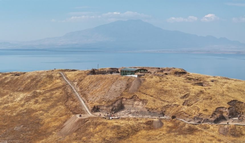 Ayanis Kalesi'nin ihtişamı surlarıyla ortaya çıkıyor