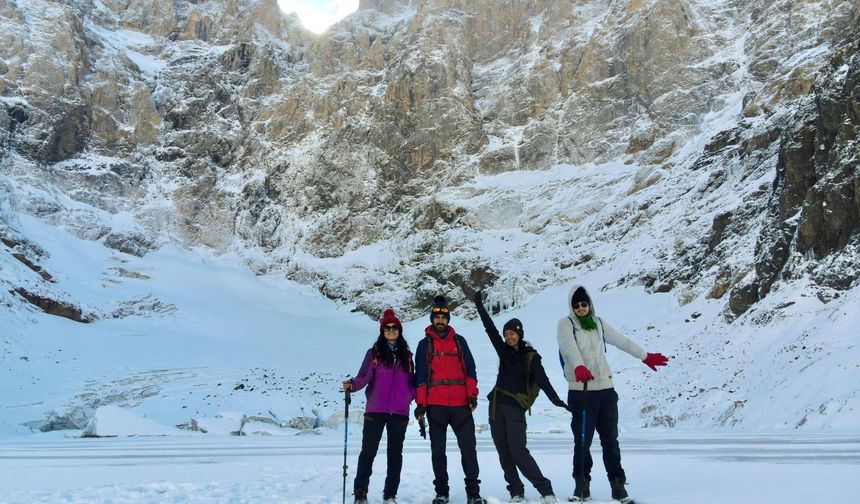 Hakkari'de 20 bin yıllık buzul bölgesinde muhteşem manzaralar oluştu