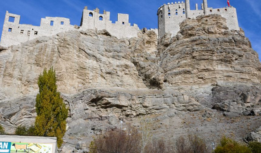 Tarihi Hoşap Kalesinin restorasyonu devam ediyor