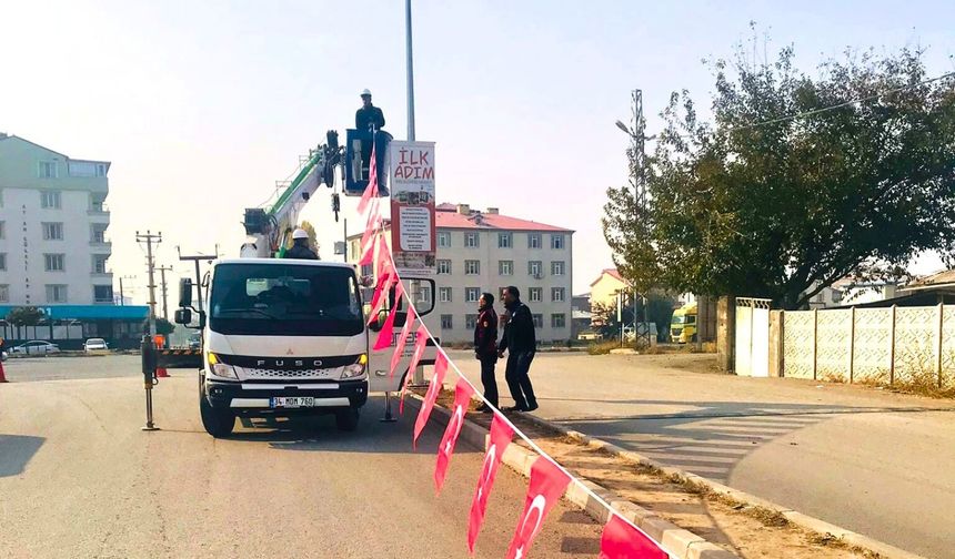 Iğdır Belediyesi sokakları kurtuluş gününe hazırladı