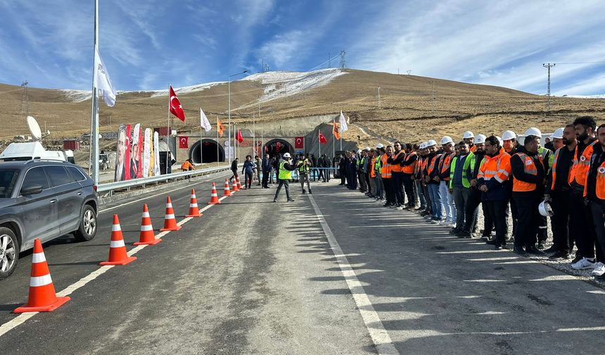 Hakkarililerin çilesi 32 virajlar tarih oldu.. Tünel açılışı yapıldı