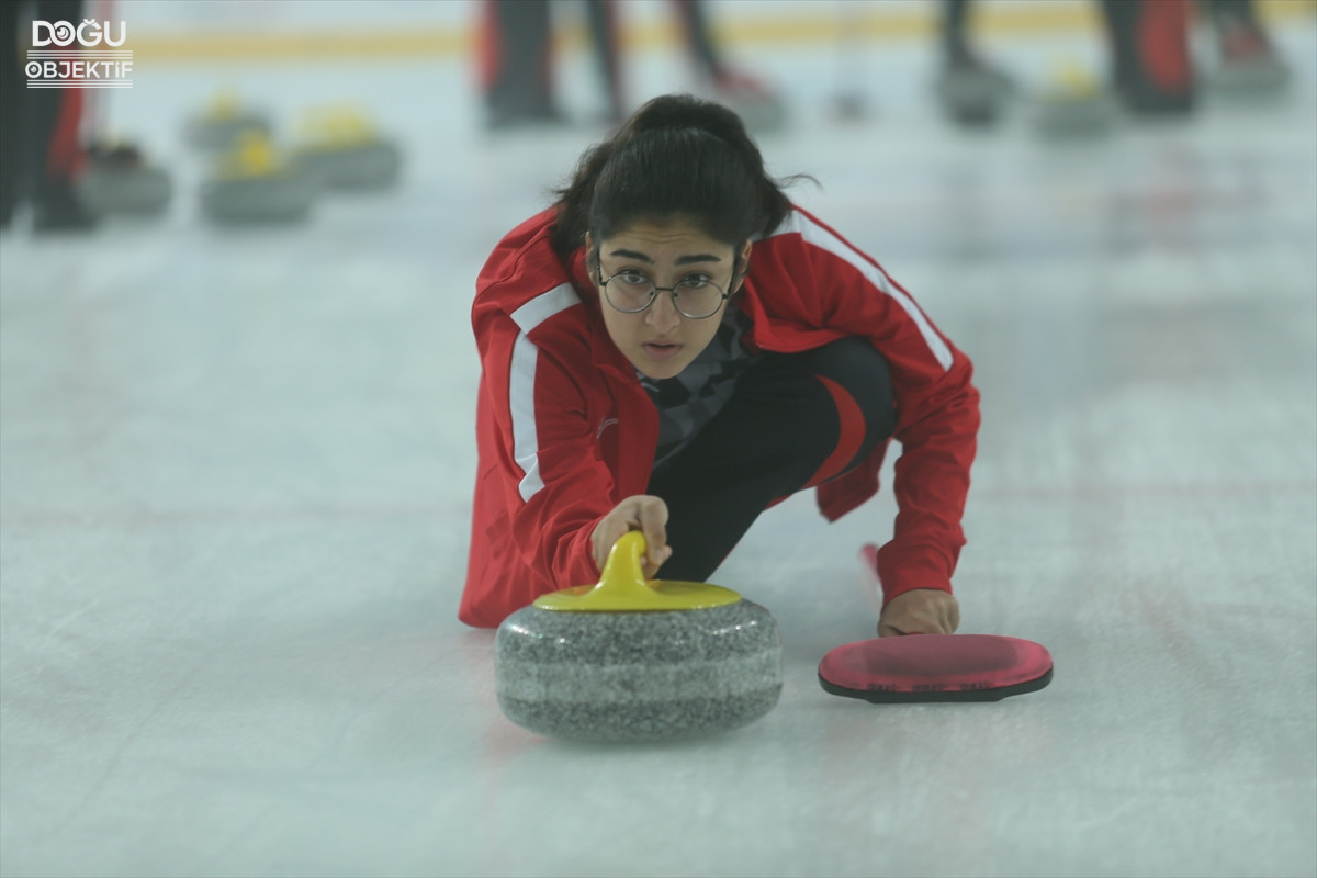 Buzun Üzerine Çıkan Karslı Kızlar, Curlingde Zirveye Yürüyor 1