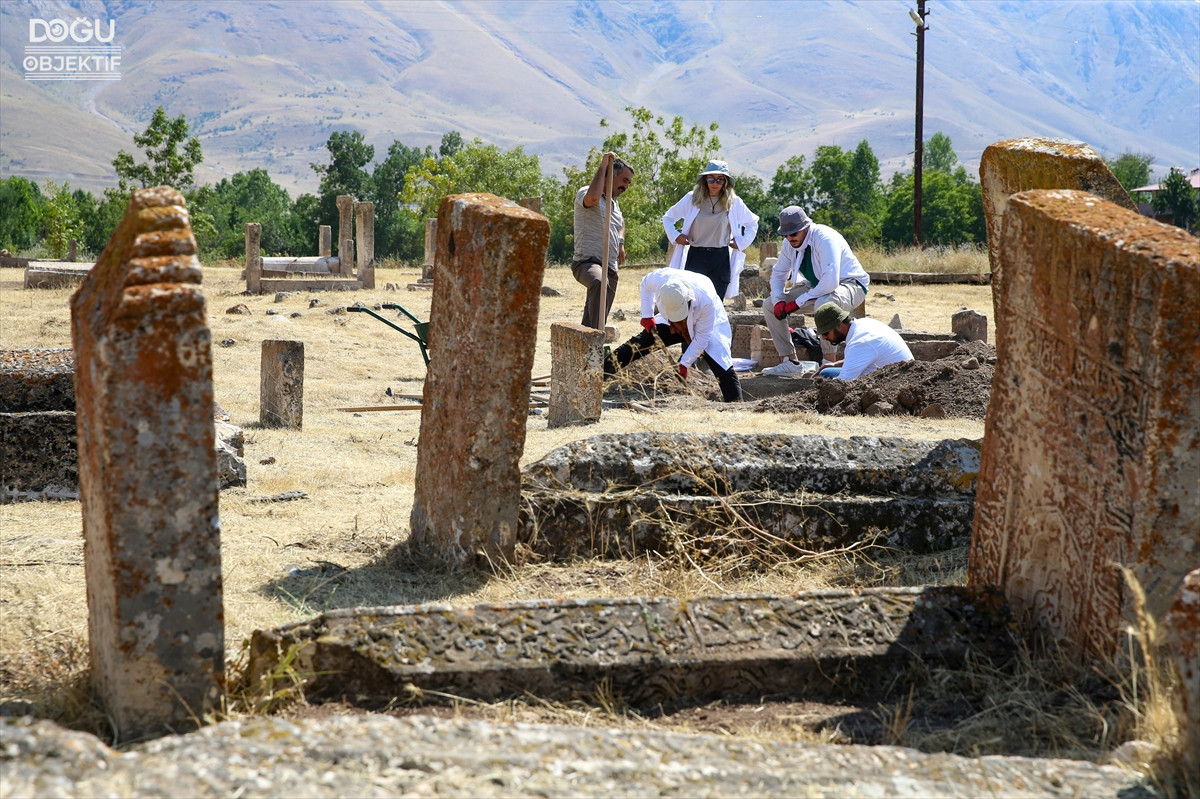 Selçuklu Mezar Taşları, Selçuklu Şahideleri, Van, Van Gölü, Van Müzesi 1