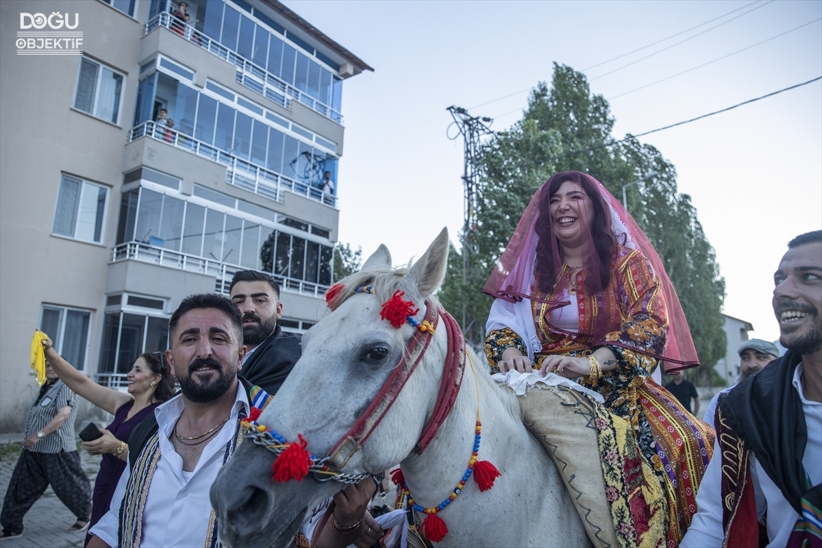 Unutulmaya Yüz Tutan Atlı Gelin Geleneği Ovacık Düğünlerinde Yaşatılıyor 1