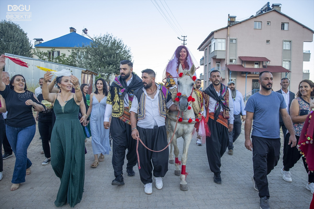 Unutulmaya Yüz Tutan Atlı Gelin Geleneği Ovacık Düğünlerinde Yaşatılıyor