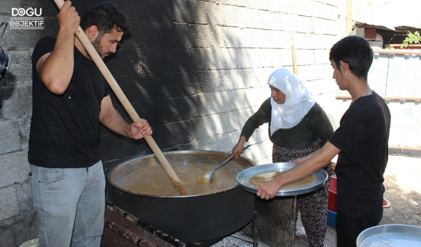 Siirt Yöresel Tatlılar, Harire Yapımı, Cevizli Sucuk Hazırlanışı 1