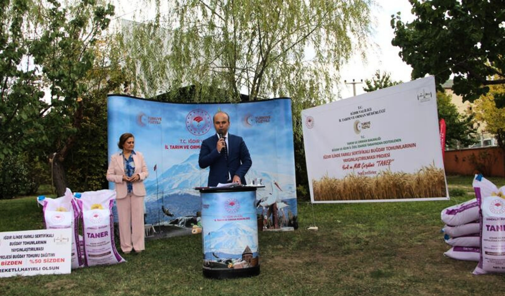 Iğdır İl Tarım Ve Orman Müdürlüğü Tarafından Yürütülen %22Iğdır İlinde Farklı Sertifikalı Buğday Tohumlarının Yaygınlaştırılması%22 Projesi Kapsamında, Çiftçilere Taner Buğday Tohumu Dağıtımı Gerçekleştirildi.