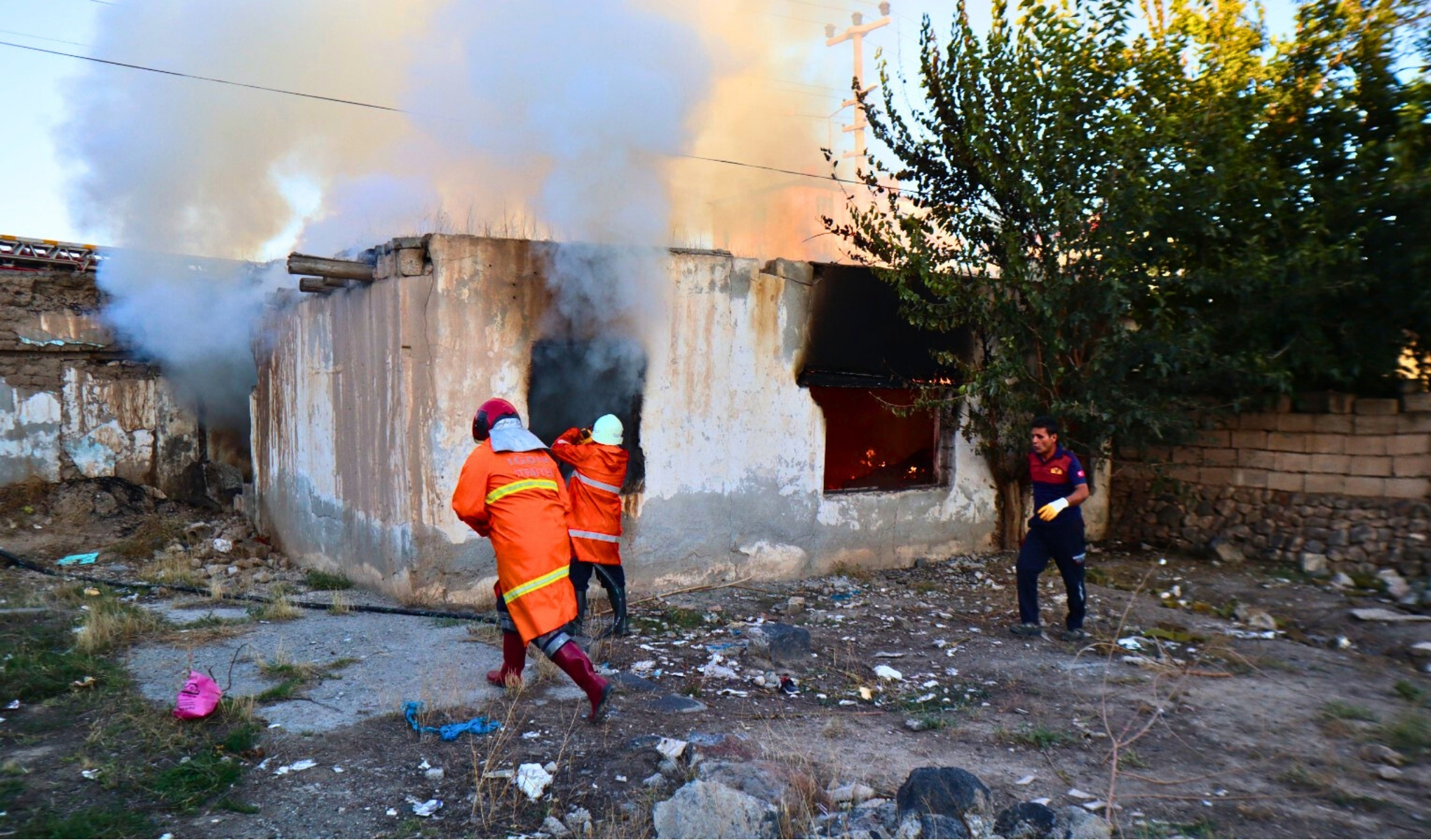 Iğdır'da Metruk Binada Yangın 1