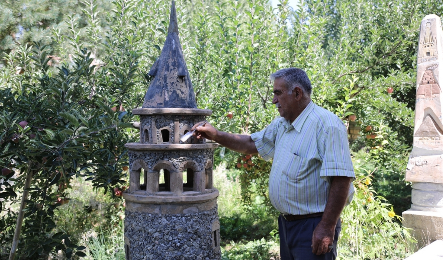 Tarihi Eserlerin Minyatürleriyle Bahçesini %22Müzeye%22 Dönüştürdü 4