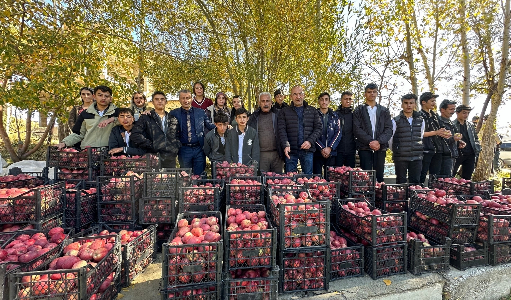 Tarım Öğrencileri Elma Hasadı Gerçekleştirdi Yüksekova