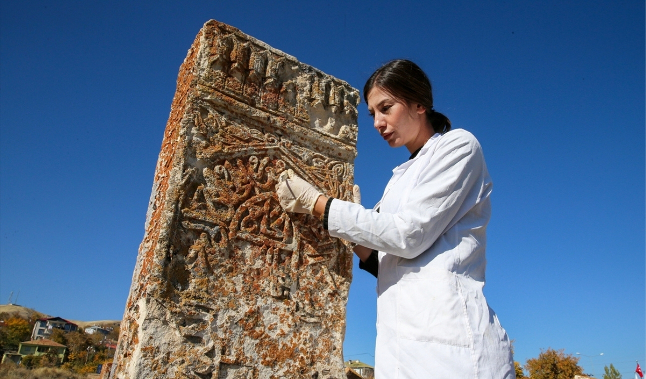 Van'ın Gevaş Ilçesindeki Selçuklu Mezarlığı'nda Yürütülen Çalışmalarda, Tahrip Olan 100 Mezar Taşı Restore Edildi, 45 Yeni Mezar Gün Yüzüne Çıkarıldı.