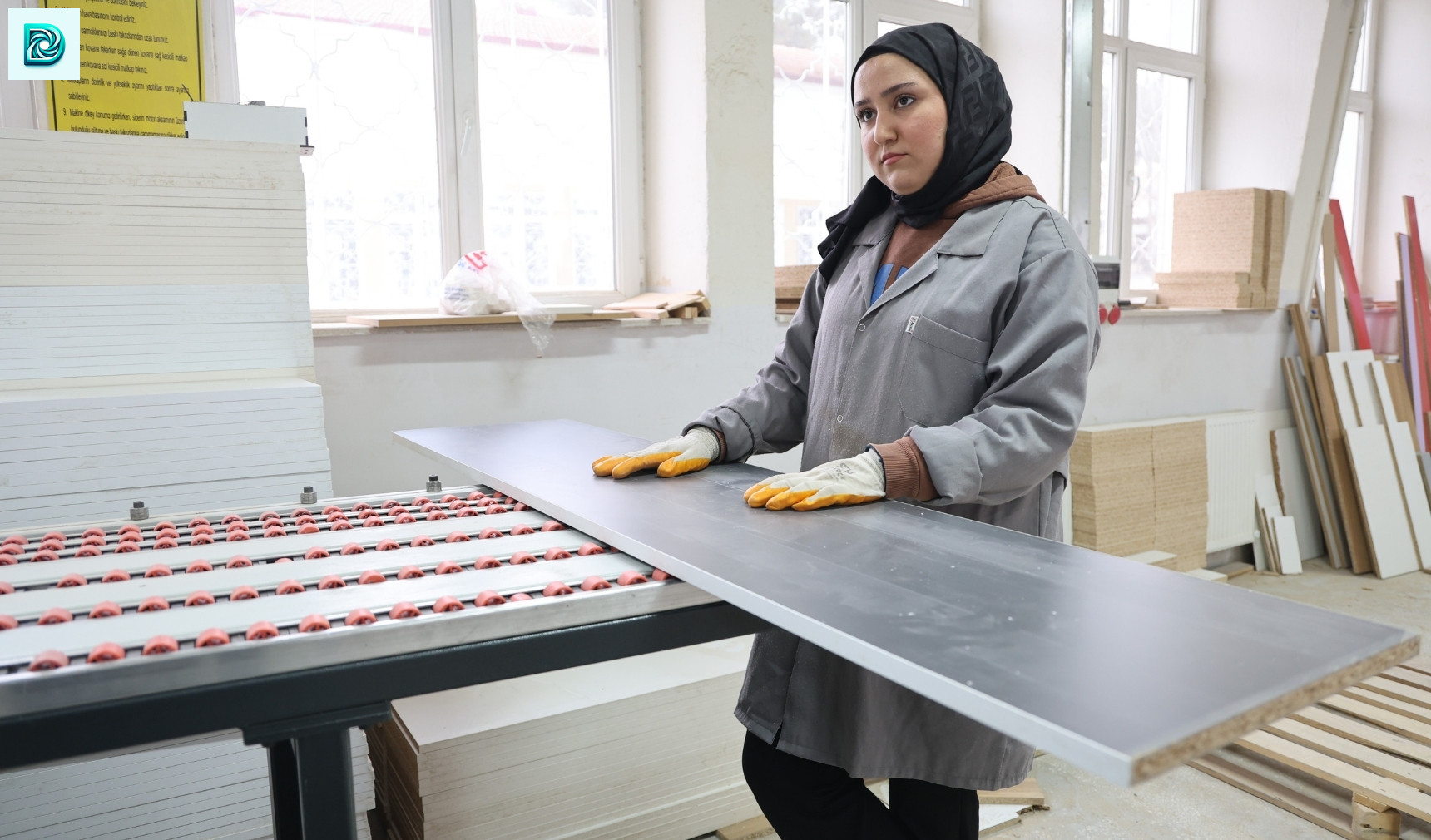 Kulağında Kalemi Elinde Çekici Kadının Gücünü Temsil Ediyor 4