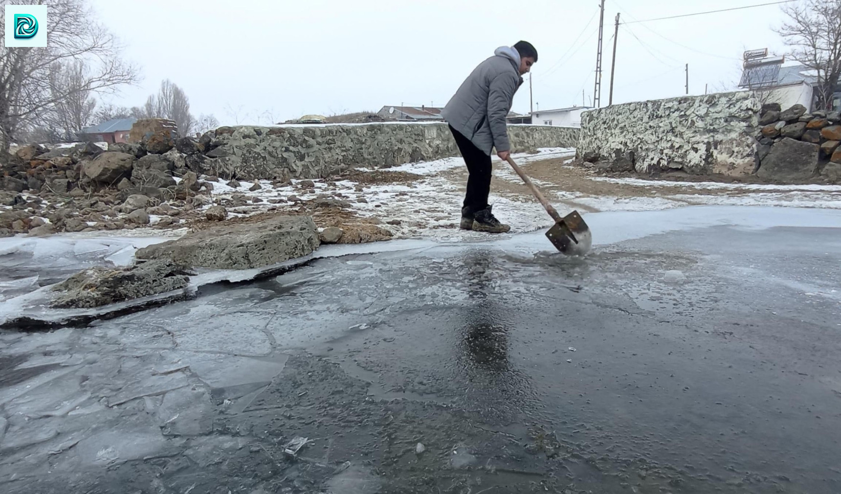 Akyaka’da Çiftçiler Donmuş Derenin Buzunu Kırarak Hayvanlarına Su Sağlıyor