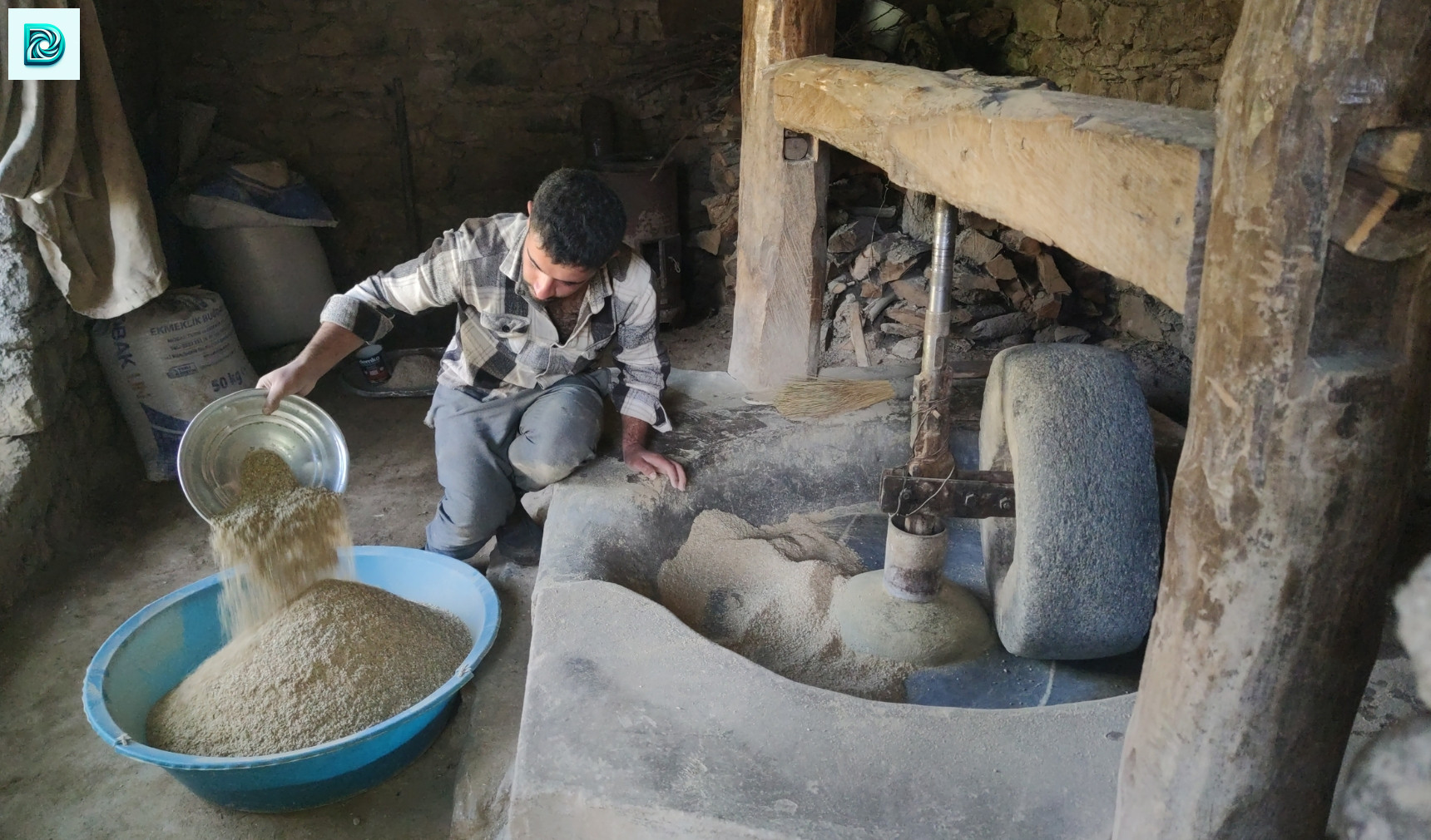 Bitlis'te Asırlık Su Değirmenlerinde Çeltikler Pirinç Haline Getiriliyor